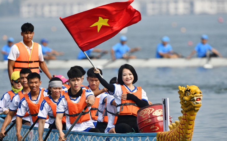 Tưng bừng khai mạc Giải bơi chải thuyền rồng và ván SUP Hà Nội 2026 - Ảnh 8.