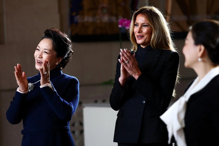 Hai đệ nhất phu nhân Melania Trump và Bành Lệ Viện cùng xuất hiện tại Washington qua loạt ảnh - Ảnh 4.