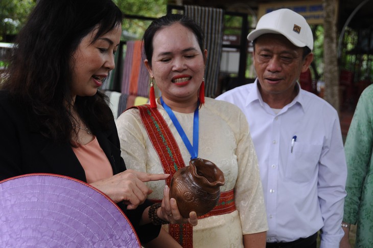 Khách đổ về thung lũng Mỹ Sơn đi tour mới, xem tháp Chăm và tản bộ dưới tán rừng - Ảnh 2.