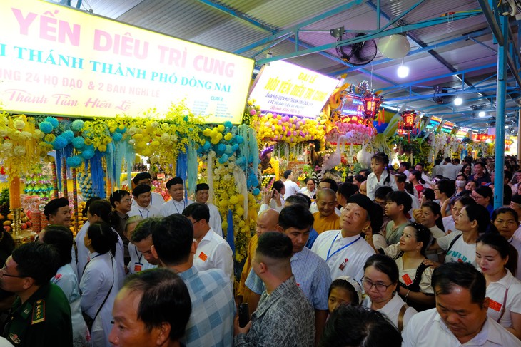Hội Yến Diêu Trì Cung ở Tòa Thánh Cao Đài rực rỡ sắc màu, thu hút khoảng 200.000 người tham dự - Ảnh 5.