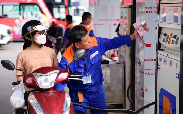 Chính phủ đồng ý tiếp tục kéo dài thời hạn giảm thuế xăng dầu đến hết năm - Ảnh 2.
