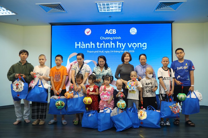 Hành trình Hy vọng đến Huế, ACB trao 500 triệu đồng hỗ trợ bệnh nhi - Ảnh 3.