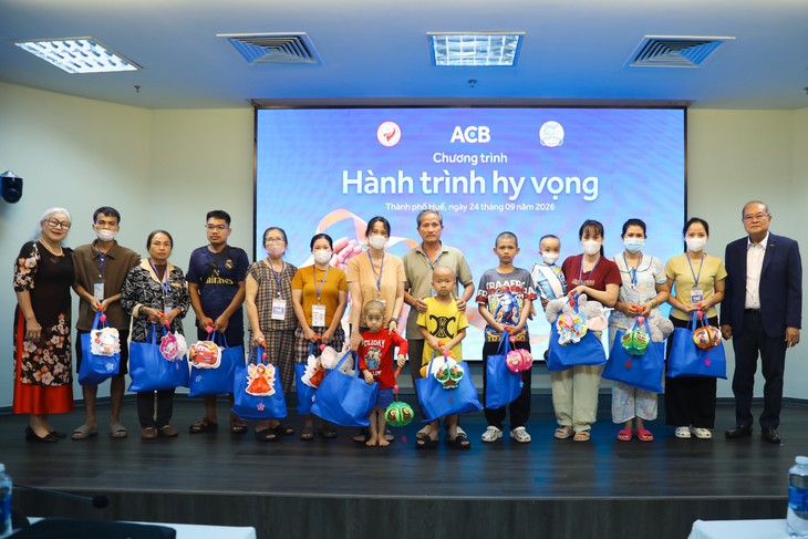 Hành trình Hy vọng đến Huế, ACB trao 500 triệu đồng hỗ trợ bệnh nhi - Ảnh 2.