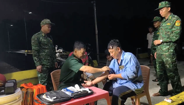 Bộ đội Biên phòng tỉnh Đồng Tháp cứu 3 thuyền viên bị nạn trên biển - Ảnh 1.