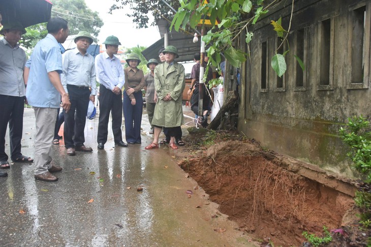 Quảng Trị xuất hiện 2 hố sụt 'tử thần' sâu gần 18m ở nhà dân và trong sân trường - Ảnh 2.