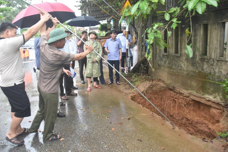 Quảng Trị xuất hiện 2 hố sụt 'tử thần' sâu gần 18m ở nhà dân và trong sân trường - Ảnh 1.