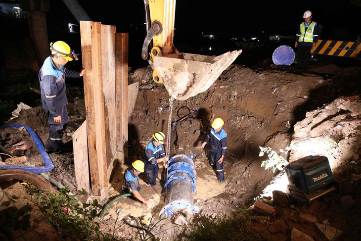 14 phường trung tâm TP.HCM cúp nước cuối tuần do thu hồi thiết bị cấp nước tại vòng xoay Dân Chủ - Ảnh 1.