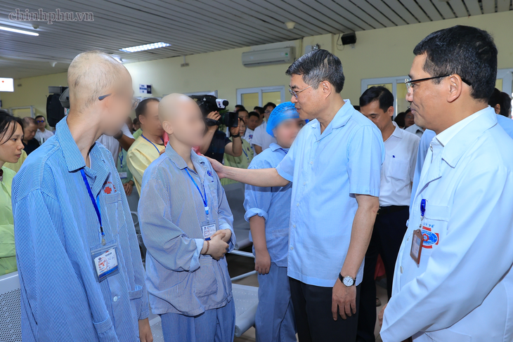 Thủ tướng trao quà của Tổng Bí thư, Chủ tịch nước Tô Lâm tới bệnh nhi tại Bệnh viện K - Ảnh 3.