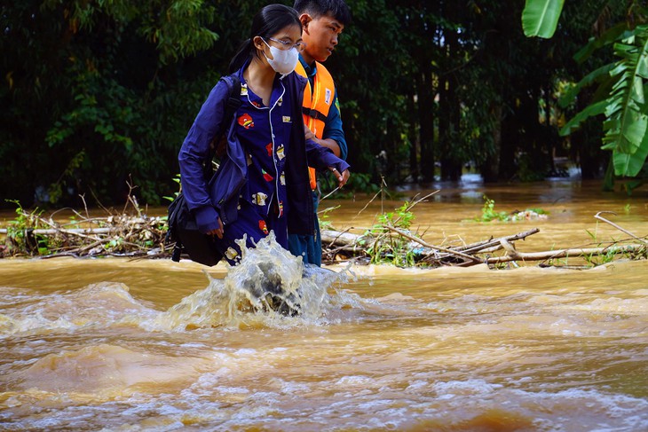 Mưa lũ liên tiếp, Đồng Nai yêu cầu chốt chặn điểm nguy hiểm, chủ động sơ tán dân - Ảnh 3.