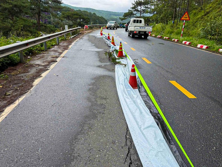 Đèo Mimosa Đà Lạt nứt dài 50m, lún gần nửa mặt đường - Ảnh 1.