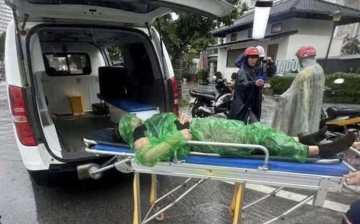 Sét đánh trúng người phụ nữ chạy xe máy ở Vinh - Ảnh 2.