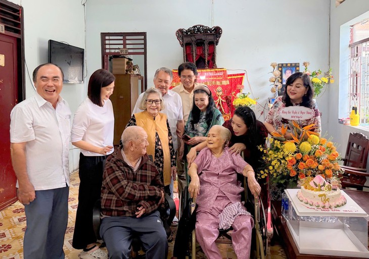 NSND Kim Cương mừng nghệ sĩ Ngọc Đáng 99 tuổi - Ảnh 2.