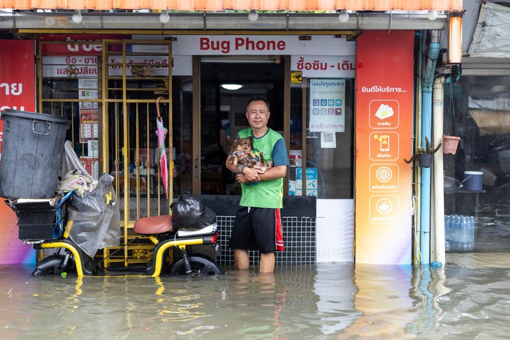 Ảnh: Bangkok giữa biển nước - Ảnh 4.
