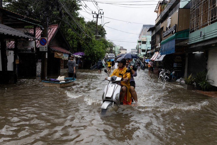 Ảnh: Bangkok giữa biển nước - Ảnh 5.
