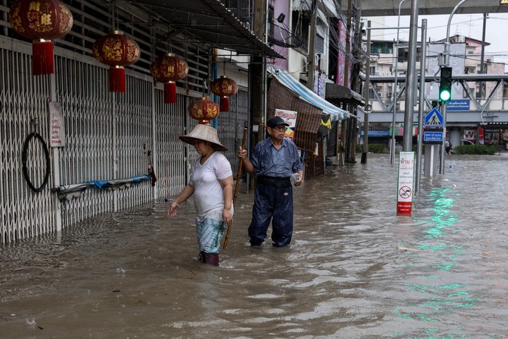 Ảnh: Bangkok giữa biển nước - Ảnh 6.