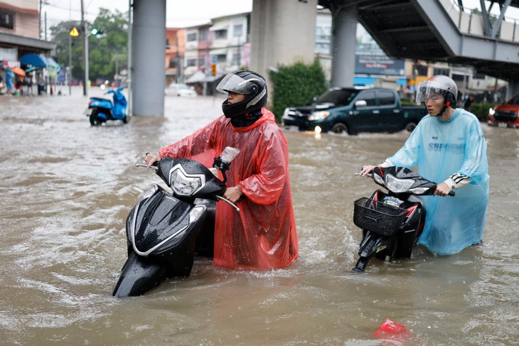 Ảnh: Bangkok giữa biển nước - Ảnh 7.