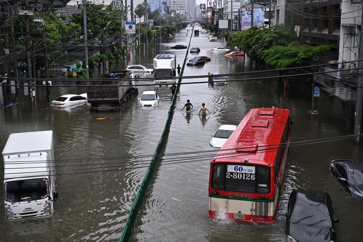 Ảnh: Bangkok giữa biển nước - Ảnh 8.