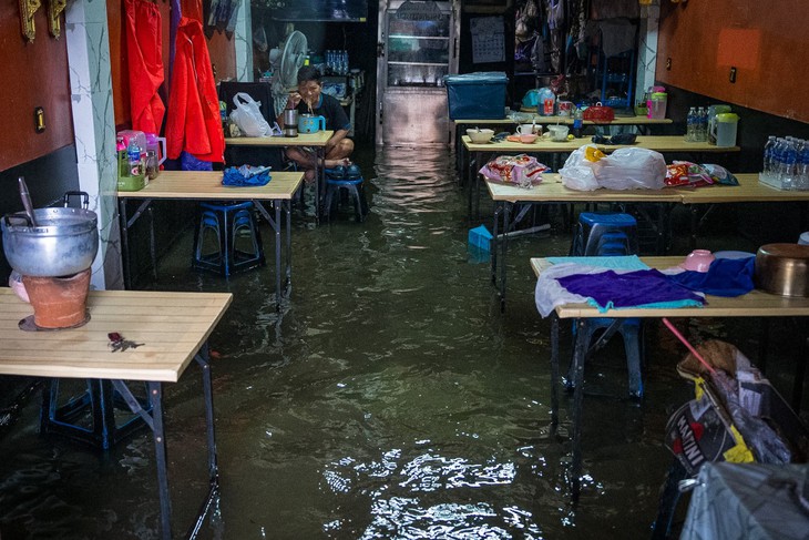 Ảnh: Bangkok giữa biển nước - Ảnh 9.