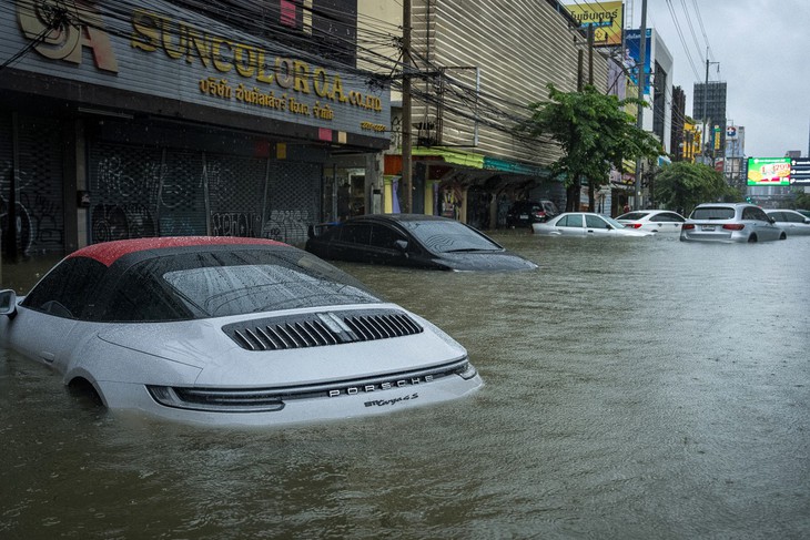 Ảnh: Bangkok giữa biển nước - Ảnh 10.