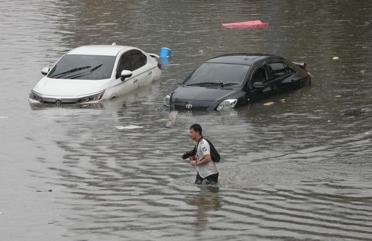 Ảnh: Bangkok giữa biển nước - Ảnh 2.