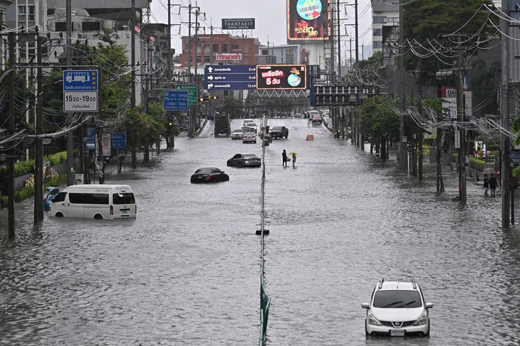 Bangkok ngập sâu, cả thủ đô Thái Lan ban bố tình trạng thảm họa - Ảnh 1.