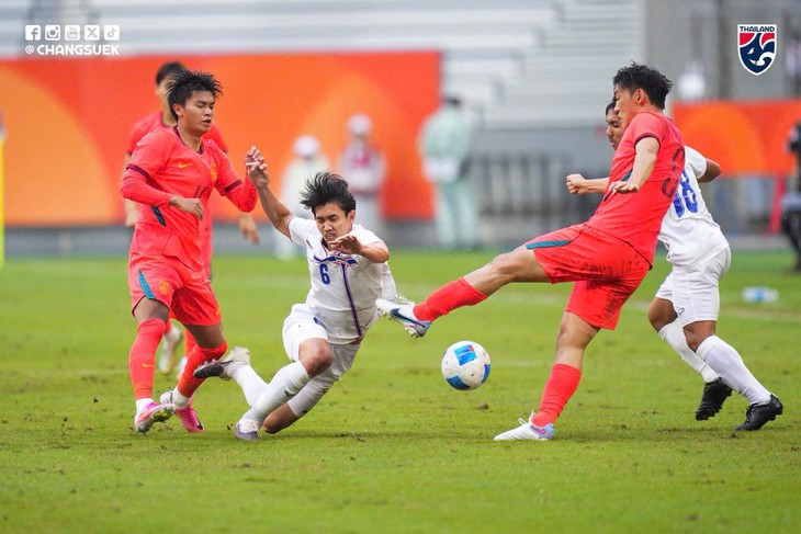 U23 Trung Quốc - U23 Thái Lan (hết hiệp 1) 1-0: Boonlha đốt lưới nhà - Ảnh 1.
