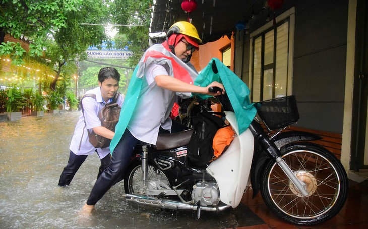 Mưa lớn, triều cường: Hiệu trưởng TP.HCM được chủ động cho học sinh học trực tuyến   - Ảnh 2.