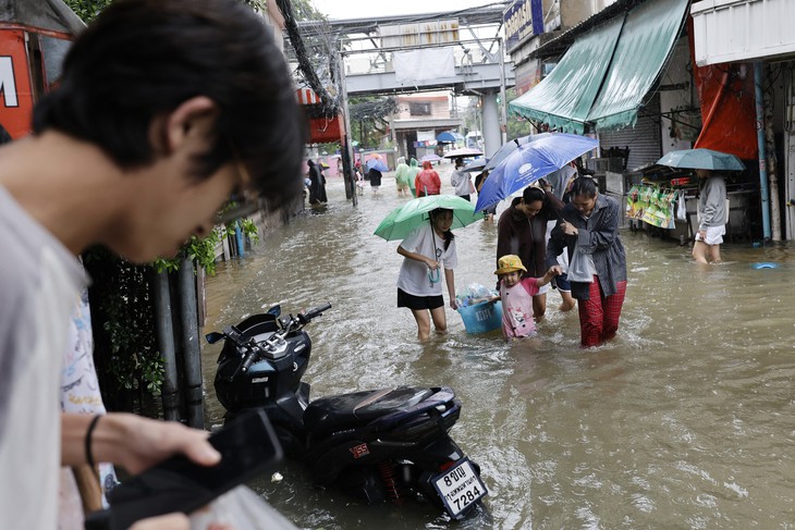 Bangkok ngập sâu, cả thủ đô Thái Lan ban bố tình trạng thảm họa - Ảnh 3.