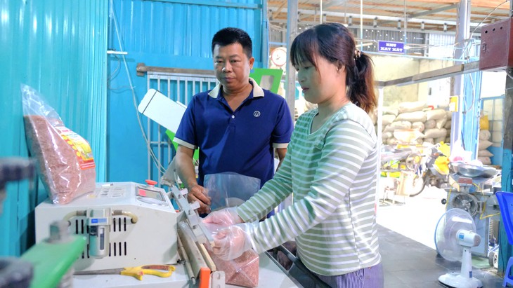 Giá cả đầu ngày: Sầu riêng giảm giá nhẹ, gạo huyết rồng vẫn giữ đầu ra ổn định - Ảnh 3.