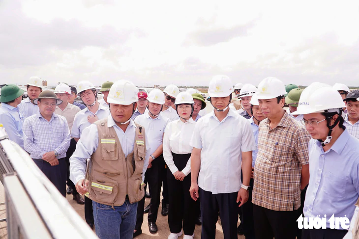 Bí thư Quảng Trị: Sân bay phải hoạt động tháng 5-2027, không lùi thời gian thêm nữa - Ảnh 1.