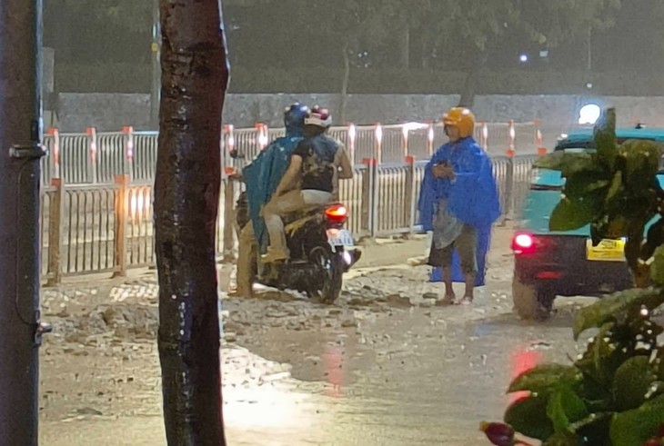 Tài xế xe ben chở đất làm rơi vãi trên đường Cộng Hòa bị phạt 6 triệu đồng - Ảnh 3.