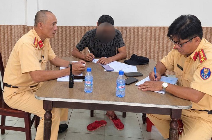 Tài xế xe ben chở đất làm rơi vãi trên đường Cộng Hòa bị phạt 6 triệu đồng - Ảnh 1.