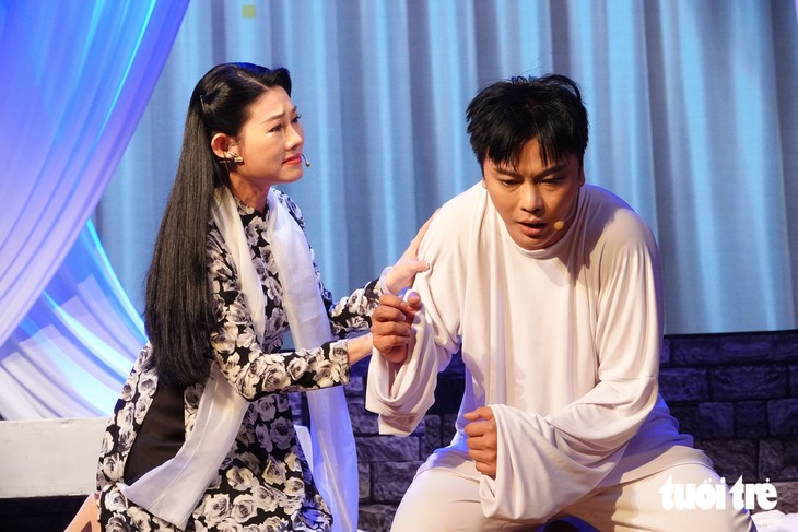 Khán giả vỗ tay không ngớt khi Minh Vương, Lê Thiện, Thanh Tuấn hát mừng 50 năm Nhà hát Trần Hữu Trang - Ảnh 4.