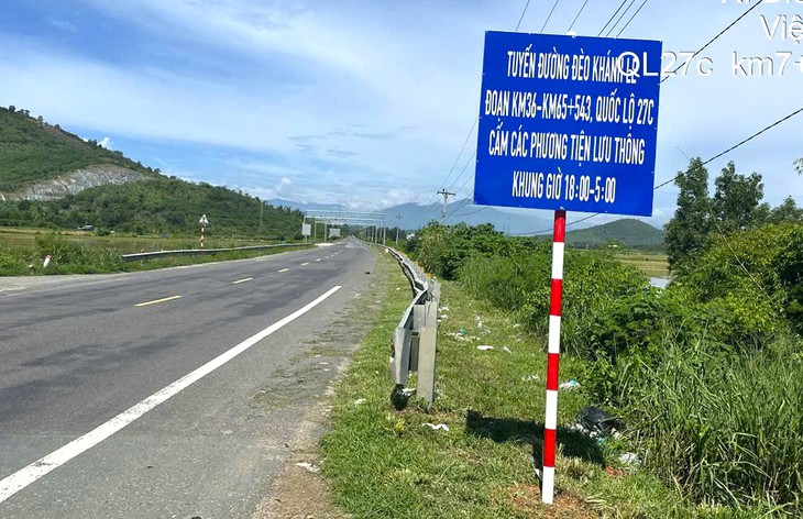 Đã cắm 3 bảng thông báo dưới chân đèo Khánh Lê để tài xế chủ động - Ảnh 1.