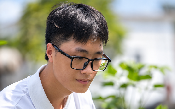 Những nhà hảo tâm xứ Quảng không chỉ trao học bổng, còn nhận nhiều tân SV nghèo làm ‘con nuôi’, nuôi hết bậc đại học - Ảnh 8.