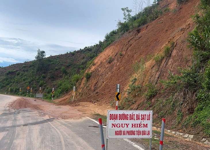 Đắk Lắk cảnh báo sạt lở tại đèo Phượng Hoàng trên quốc lộ 26 - Ảnh 1.