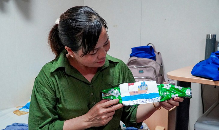 Cha mẹ vượt gần 1.000 hải lý mang mì Quảng, mắm ruốc thăm con ở nhà giàn DK1/10 - Ảnh 5.