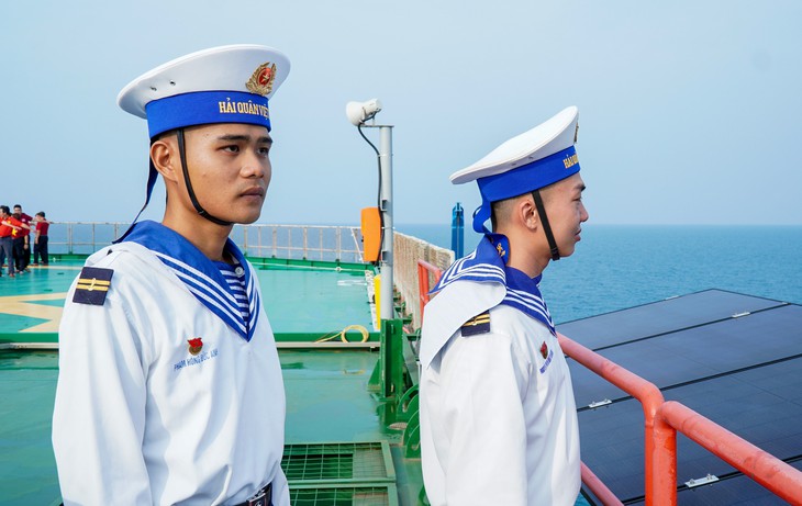Cha mẹ vượt gần 1.000 hải lý mang mì Quảng, mắm ruốc thăm con ở nhà giàn DK1/10 - Ảnh 4.