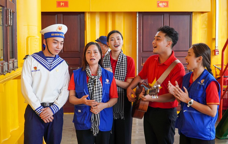 Cha mẹ vượt gần 1.000 hải lý mang mì Quảng, mắm ruốc thăm con ở nhà giàn DK1/10 - Ảnh 7.