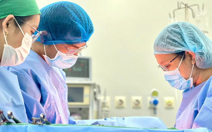 Ngộ nghĩnh em bé sơ sinh nằm nghỉ với tư thế thư giãn khó tin - Ảnh 2.