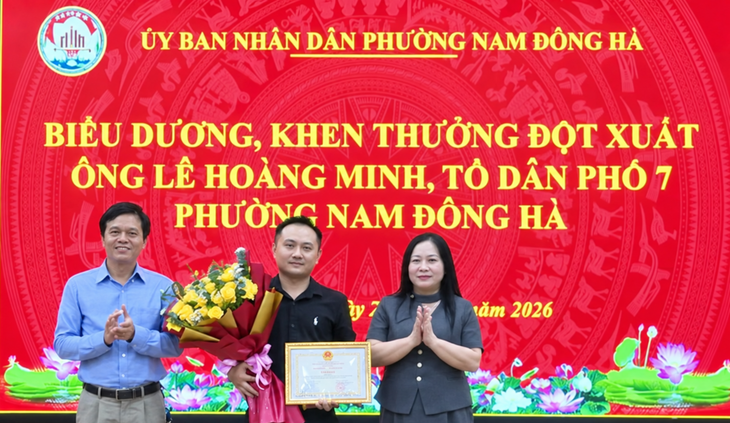 Người câu cá được phường khen thưởng đột xuất vì cứu sống 2 học sinh bị sóng cuốn - Ảnh 1.