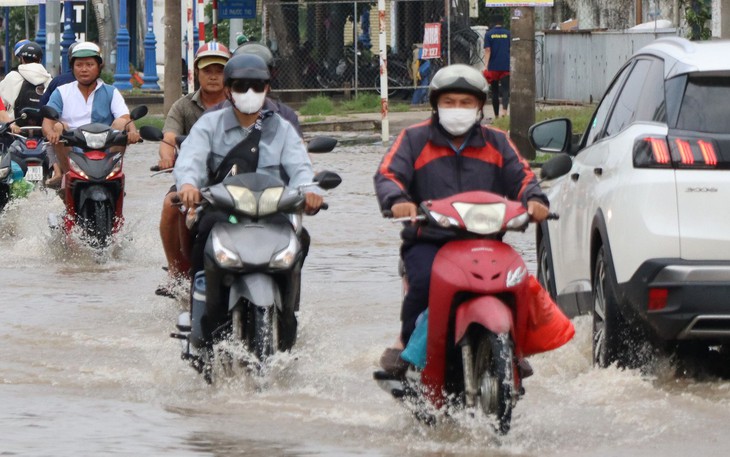 Triều cường kết hợp mưa lớn, nhiều tuyến đường TP.HCM ngập sâu - Ảnh 10.