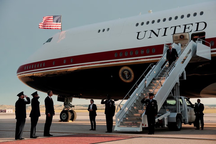 Nhà Trắng cấm Đài CNN lên chuyên cơ Air Force One cùng Tổng thống Donald Trump   - Ảnh 1.