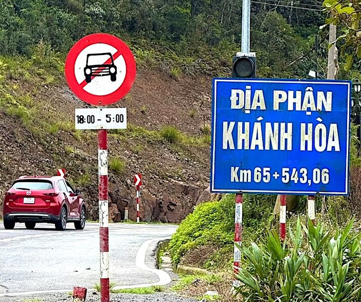 Đã cắm 3 bảng thông báo dưới chân đèo Khánh Lê để tài xế chủ động - Ảnh 2.