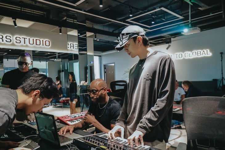Soobin bắt tay với nhà sản xuất âm nhạc đoạt giải Grammy làm album mới - Ảnh 1.