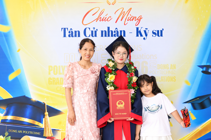 Mẹ đi mua ve chai nuôi cả nhà, con gái tốt nghiệp xuất sắc - Ảnh 1.