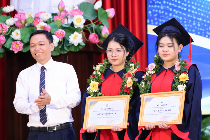 Mẹ đi mua ve chai nuôi cả nhà, con gái tốt nghiệp xuất sắc - Ảnh 2.