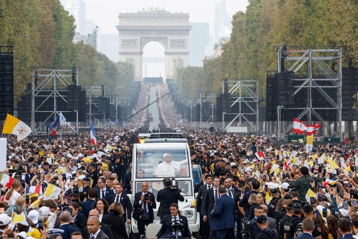 Giáo hoàng Leo XIV cử hành thánh lễ ngoài trời Paris với khoảng 800.000 người tham dự - Ảnh 1.