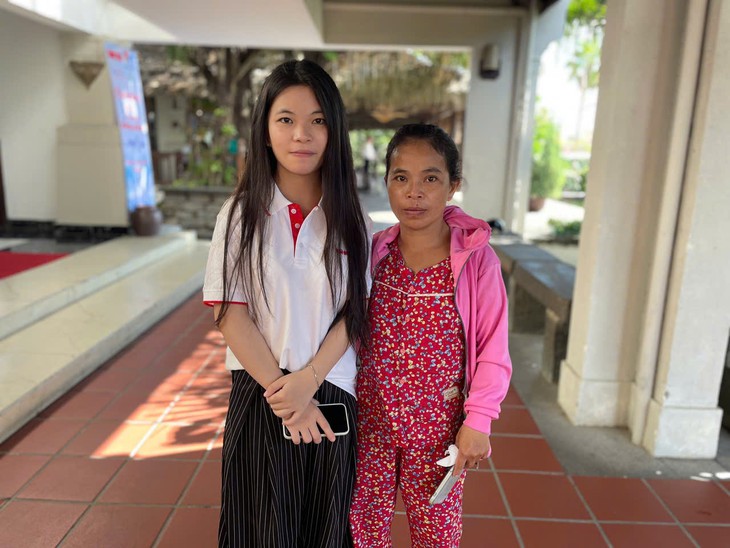 Đưa con gái đến dự lễ trao học bổng Tiếp sức đến trường với bộ quần áo đi xin từ thiện - Ảnh 1.