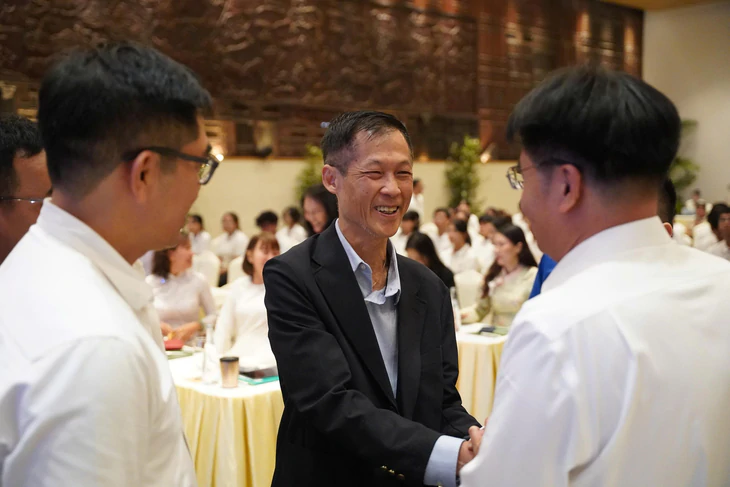Giám đốc công ty thiết bị hàng không vũ trụ hủy vé về thăm nhà, mang 20 triệu đến tặng sinh viên nghèo - Ảnh 3.